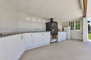 Frigorifero, microonde, forno, lavastoviglie