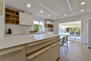 冷蔵庫、電子レンジ、オーブン、食器洗い機