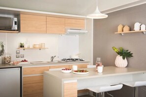 Een koelkast, een microgolfoven, een kookplaat, een broodrooster