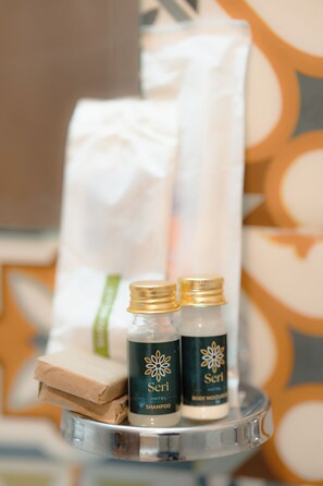 Shower, handuk, sabun, dan sampo