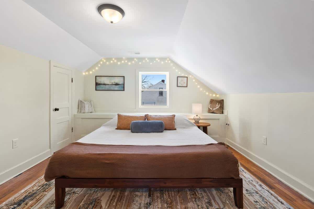 4 bedrooms, desk, iron/ironing board, travel cot
