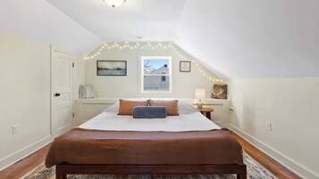 4 bedrooms, desk, iron/ironing board, travel cot
