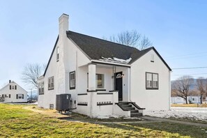 Exterior - Speedway 4BR • Walk to Town • Pet Friendly (Shenandoah)