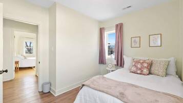 4 bedrooms, desk, iron/ironing board, travel crib