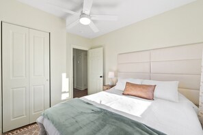 4 bedrooms, in-room safe, iron/ironing board, travel crib - B & W Cottage - Near Gem park (Shenandoah)