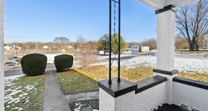 B & W Cottage - Near Gem park