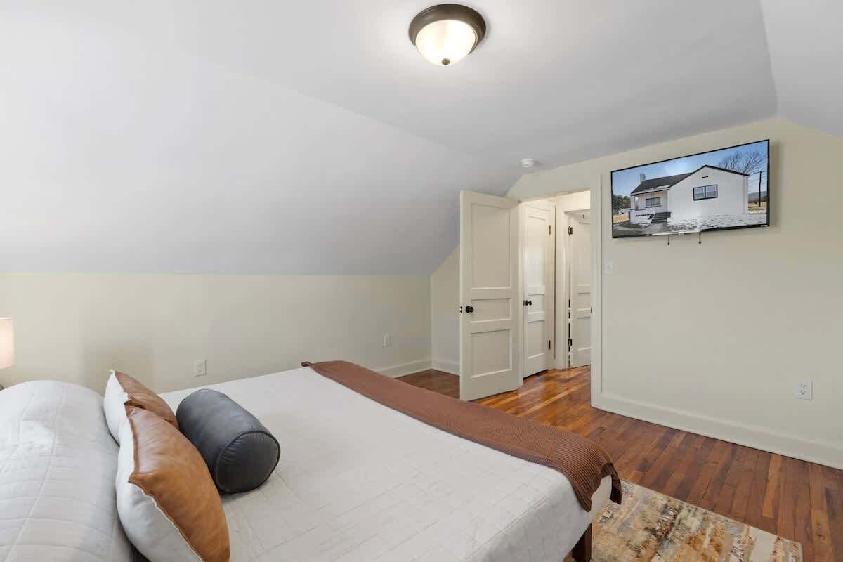 4 slaapkamers, een bureau, een strijkplank/strijkijzer, reisbedje