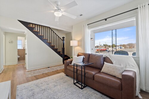 B & W Cottage - Near Gem park