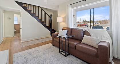 B & W Cottage - Near Gem park