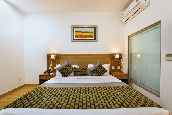 Desk, laptop workspace, iron/ironing board, free WiFi