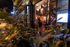 Exterior detail - 90m² Family-Friendly , Central Historic Budapest, Food+Bars (Budapest)