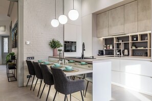 Een koelkast, een microgolfoven, een oven, een kookplaat