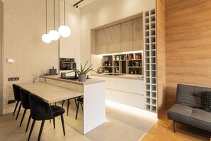 Réfrigérateur, micro-ondes, four, plaque de cuisson