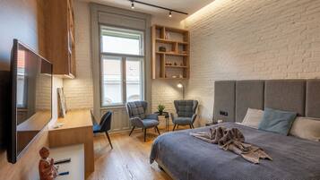 2 bedrooms, desk, iron/ironing board, travel crib