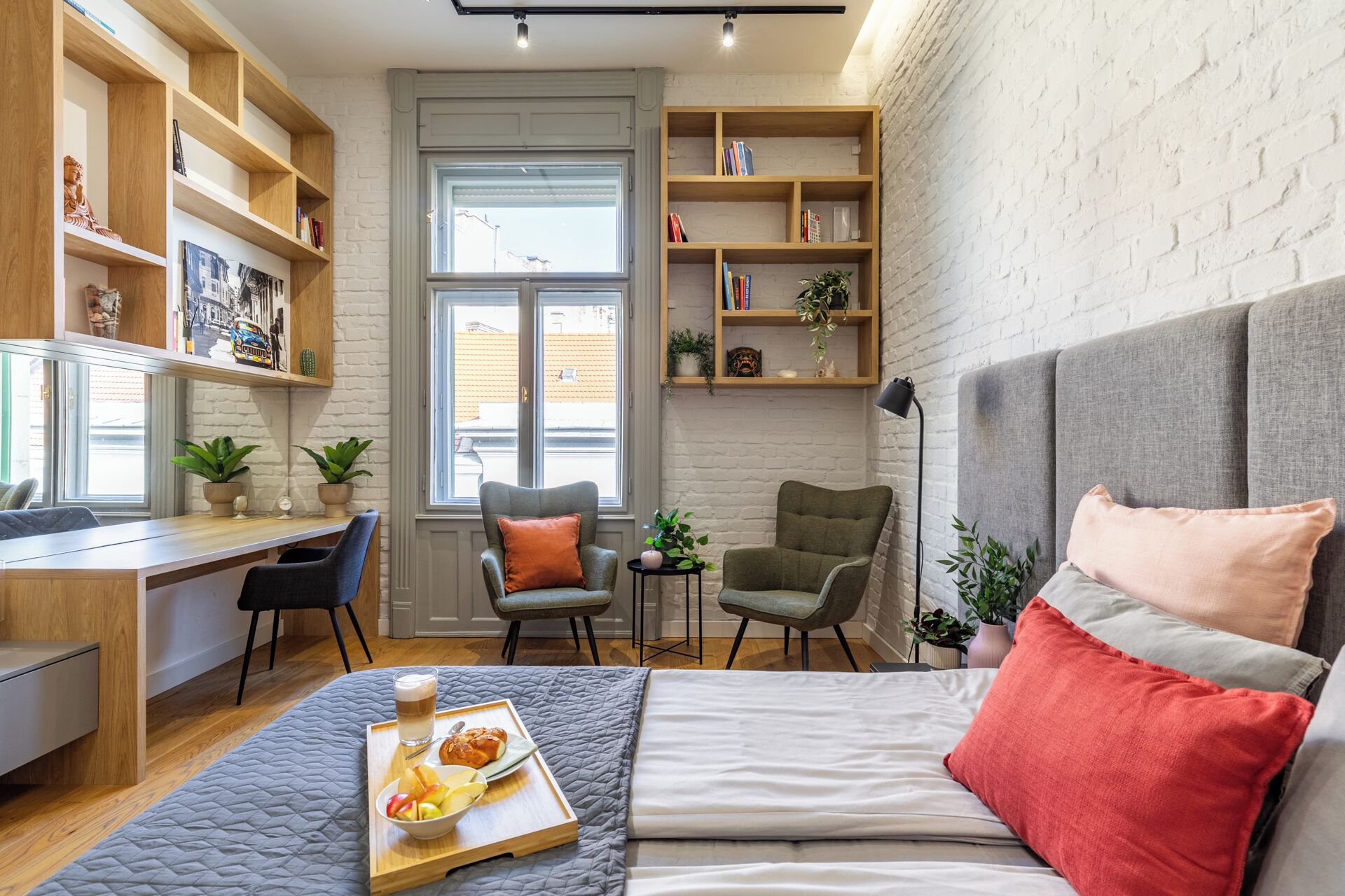 2 slaapkamers, een bureau, een strijkplank/strijkijzer, reisbedje