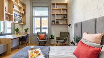 2 slaapkamers, een bureau, een strijkplank/strijkijzer, reisbedje