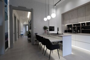 Fridge, microwave, oven, stovetop - 90m² Family-Friendly , Central Historic Budapest, Food+Bars (Budapest)