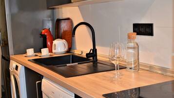 Een koelkast, een magnetron, een kookplaat, een vaatwasser