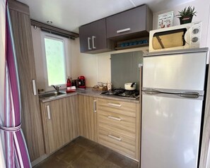 Kühlschrank, Mikrowelle, Herdplatte