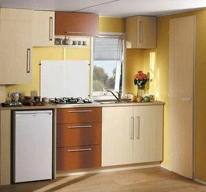 Fridge, microwave, stovetop - Camping 3 étoiles - Piscine  - eebeag (Mondragon)