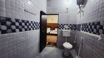 Deluxe Quadruple Room | Bathroom | Shower, towels, soap, shampoo