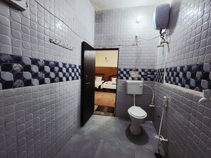 Quarto quádruplo luxo | Banheiro | Chuveiro, toalhas de banho, sabonete, shampoo