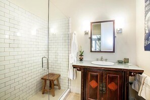 ヘアドライヤー、タオル、石鹸、トイレットペーパー