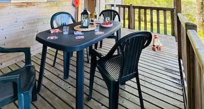 ZEcamping 3* pet friendly en bord de rivière avec une plage de sable