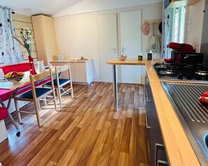 Kjøleskap, mikrobølgeovn og kokeplater