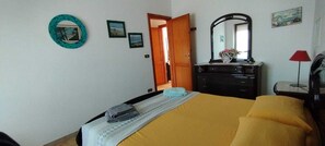 2 bedrooms, iron/ironing board, WiFi, bed sheets - Family apartment facing the Gulf of Asinara (Stintino)