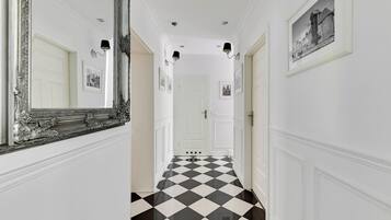 Grand-Apartment, Stadtblick | Badezimmer | Kostenlose Toilettenartikel, Handtücher, Seife, Shampoo
