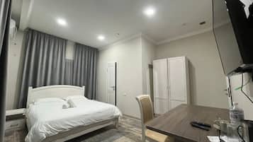 Double Room | In-room safe, iron/ironing board, free WiFi
