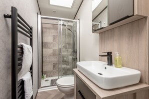 Dusche, Haartrockner, Handtücher, Seife