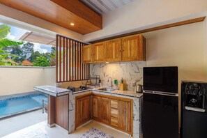 Suite, 1 chambre, non-fumeur, vue sur la piscine | Cuisine privée | Réfrigérateur, four à micro-ondes, surface de cuisson, lave-vaisselle
