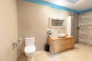 Vila luxo, vista para a piscina | Banheiro | Banheira e chuveiro separados, produtos de toalete grátis