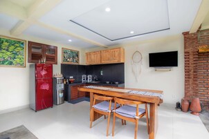 Vila luxo, vista para a piscina | Cozinha privada | Geladeira, micro-ondas, cooktop, lava-louças