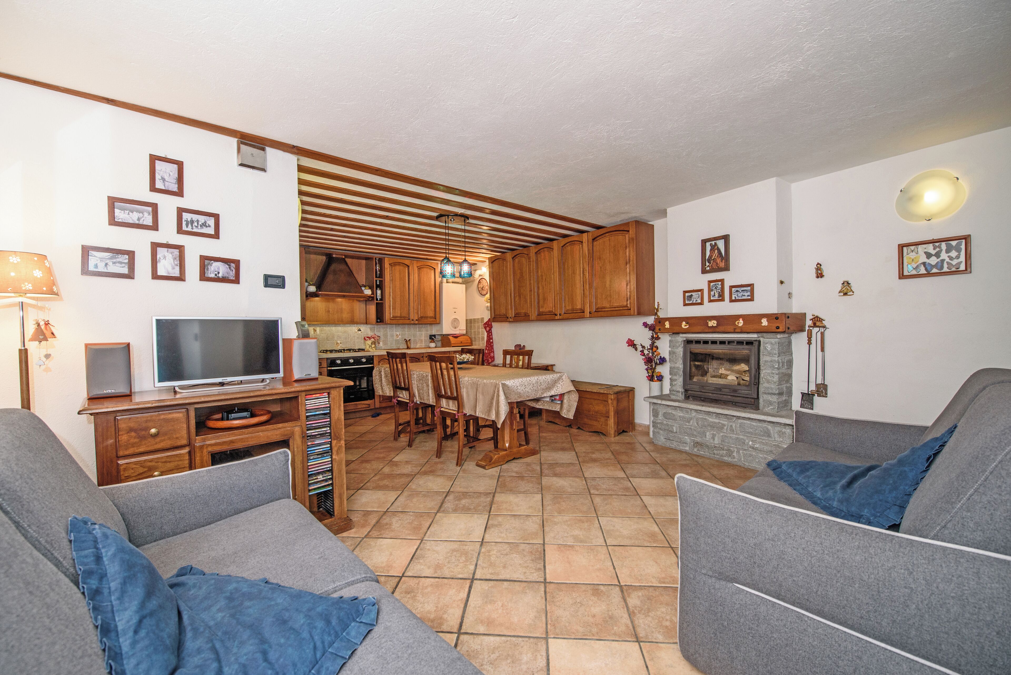 อพาร์ทเมนท์, ลานระเบียง, วิวภ ูเขา | บริเวณนั่งเล่น | ทีวีจอแบน