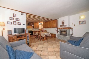 Appartement, patio, vue montagne | Coin séjour | Télévision à écran plat