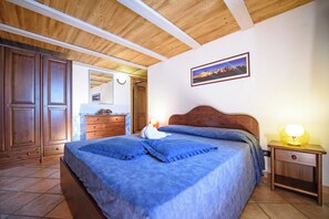 アパートメント パティオ マウンテンビュー | 2 室のベッドルーム、羽毛の掛け布団、WiFi (無料)、ベッドシーツ