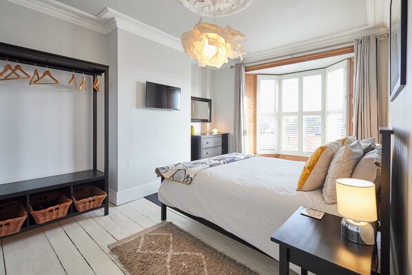 House | 3 bedrooms, desk