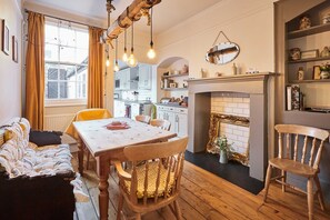 House | 3 bedrooms, desk