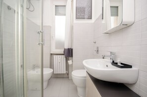 Appartamento, vista città | Bagno | Doccia, set di cortesia gratuito, asciugacapelli, asciugamani