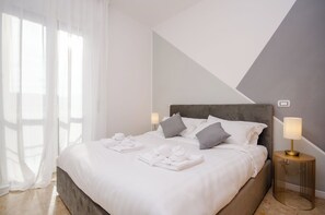 Apartamento, vistas a la ciudad | 1 dormitorio, escritorio, cortinas opacas