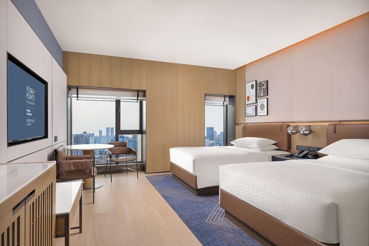 Habitación estándar, 2 camas matrimoniales, vista a la ciudad | Escritorio, wifi gratis y ropa de cama