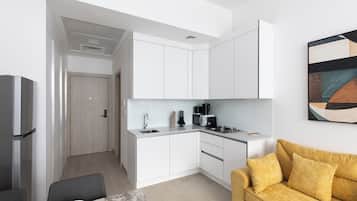 Estudio Deluxe, vistas a la ciudad | Cocina privada