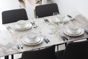 Deluxe Studio, City View | In-room dining