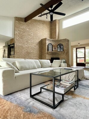 Smart TV, fireplace - Your Cozy Escape Awaits - Relax, Unwind, and Feel at Home (Houston)