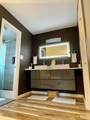 Een douche, een bubbelbad, een haardroger, handdoeken