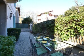 تناول الطعام بالخارج