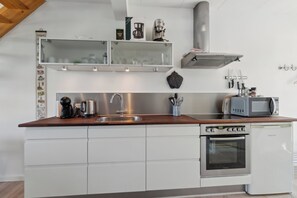 Kühlschrank, Mikrowelle, Ofen, Herdplatte